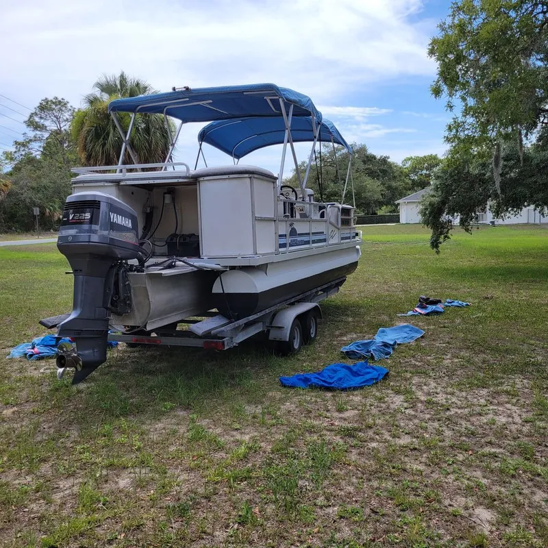 Slide: The Image of Riviera 25 Fish-N-Cruise Tritoon 1994 - 11