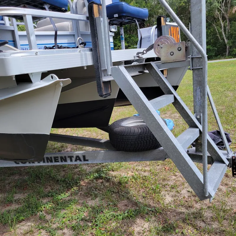 Slide: The Image of Riviera 25 Fish-N-Cruise Tritoon 1994 - 18