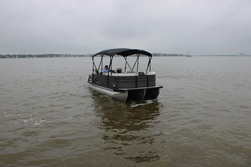 Slide: The Image of Harris Cruiser 210 2026 - 16