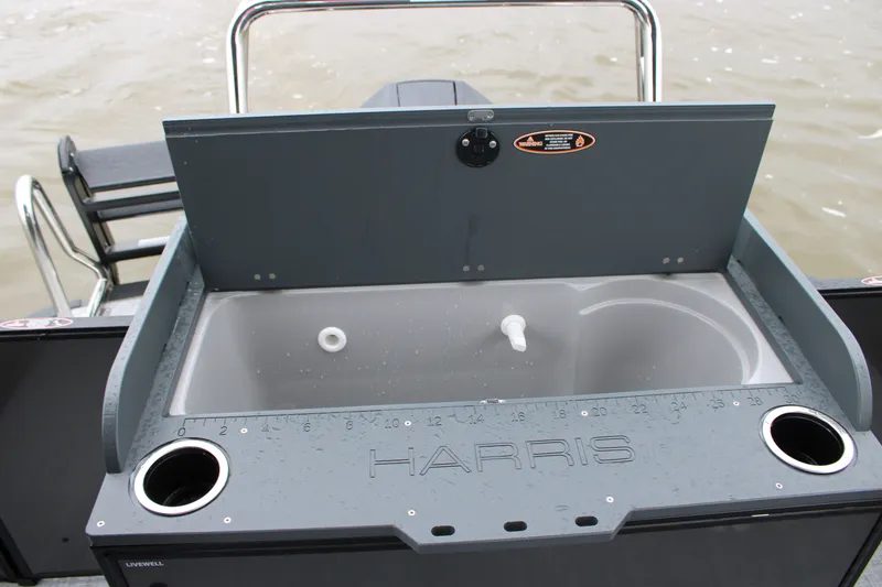 Slide: The Image of Harris Cruiser 210 2026 - 27