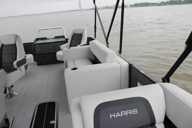 Slide: The Image of Harris Cruiser 210 2026 - 28