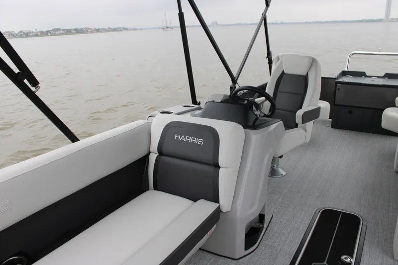 Slide: The Image of Harris Cruiser 210 2026 - 29