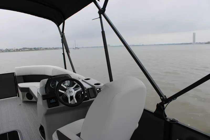 Slide: The Image of Harris Cruiser 210 2026 - 35