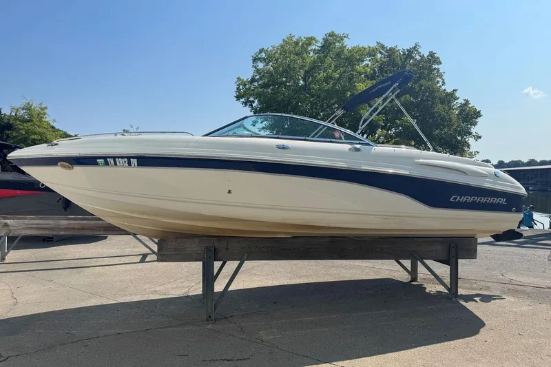 The Image of 2001 Chaparral 220 SSi boat on display, white and blue, sunny day background. - 0