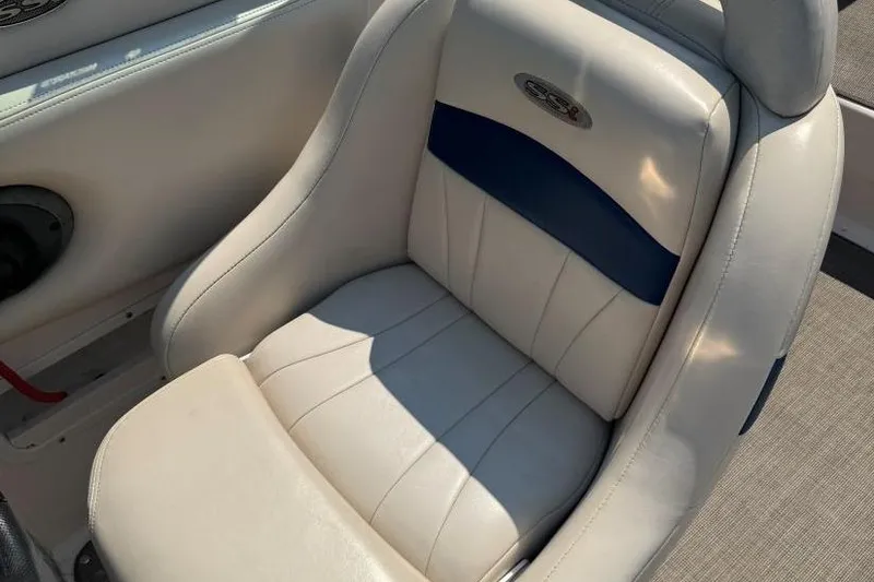 Slide: The Image of Chaparral 220 SSi 2001 boat seat with white and blue upholstery. - 16