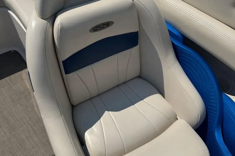 Slide: The Image of 2001 Chaparral 220 SSi boat seat with white and blue upholstery. - 20