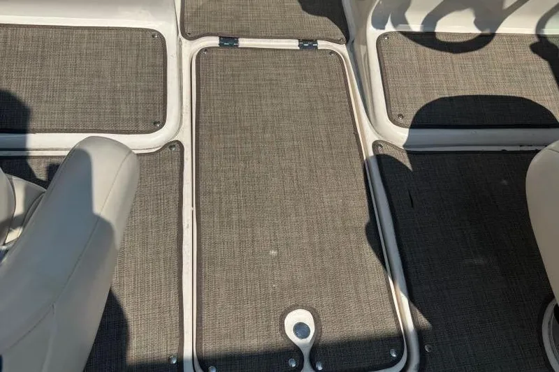Slide: The Image of Interior view of 2001 Chaparral 220 SSi boat with carpeted flooring. - 32