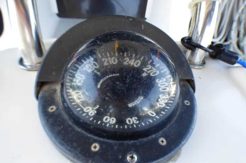 Slide: The Image of Compass on 1993 Hunter 40.5 sailboat, displaying navigational degrees. - 52