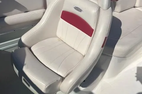 Slide: The Image of White and red seat in 2001 Chaparral 265 SSi boat. - 10
