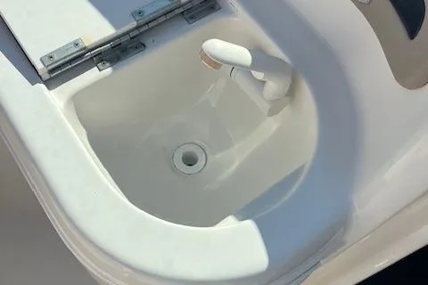 Slide: The Image of White sink on 2001 Chaparral 265 SSi boat with faucet and drain. - 8