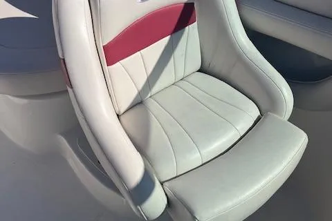 Slide: The Image of 2001 Chaparral 265 SSi boat seat with white and red upholstery. - 9