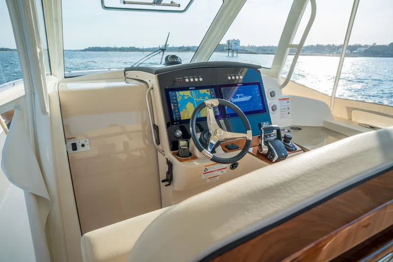 Slide: The Image of Boston Whaler 350 Realm 2026 - 18