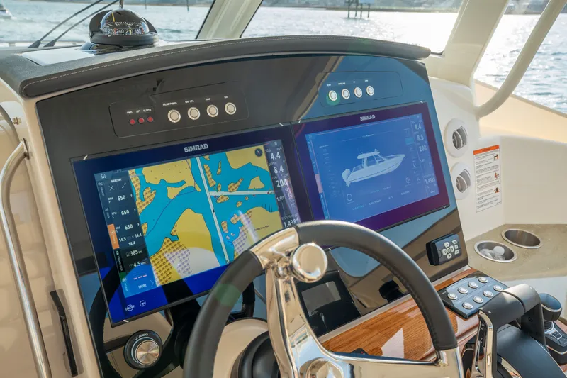 Slide: The Image of Boston Whaler 350 Realm 2026 - 19