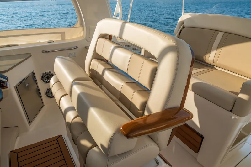 Slide: The Image of Boston Whaler 350 Realm 2026 - 23
