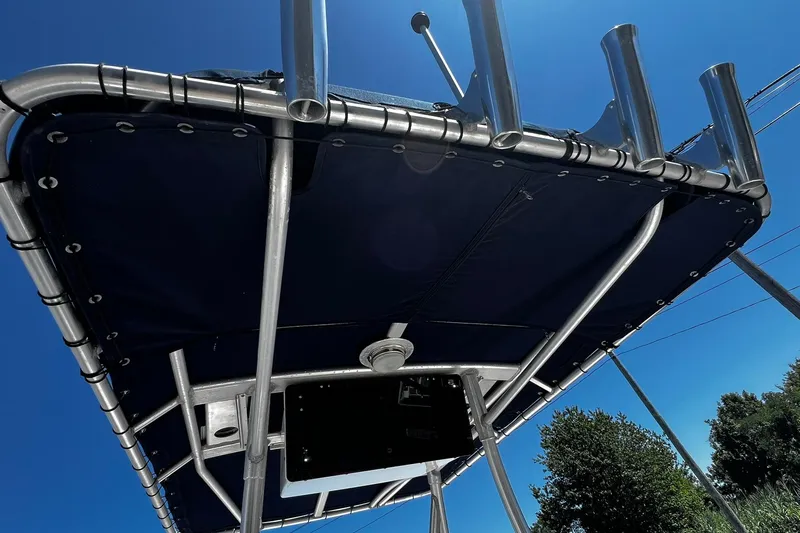 Slide: The Image of Boston Whaler 210 Outrage 2006 T-top structure against clear blue sky. - 14