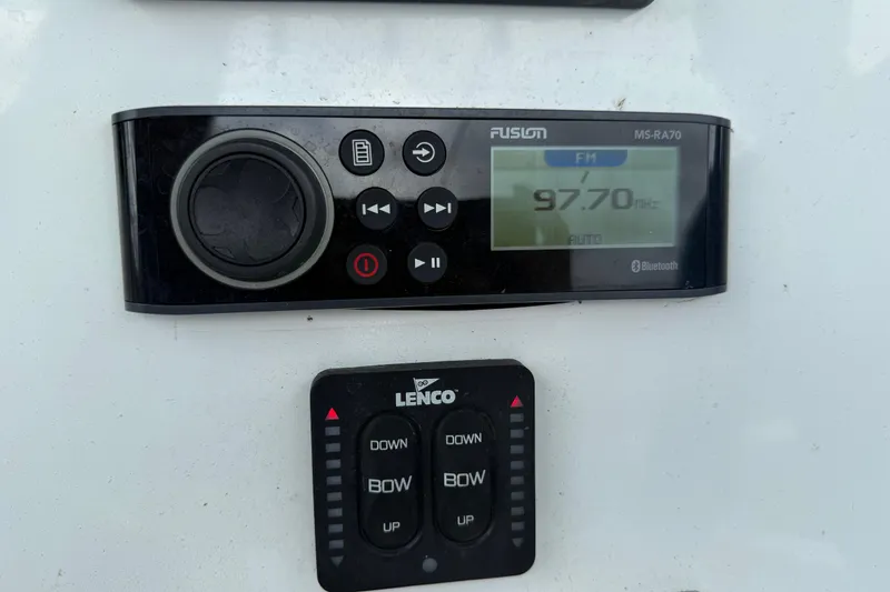 Slide: The Image of Fusion MS-RA70 radio and Lenco control panel on Release 208 RX, 2018 model. - 15