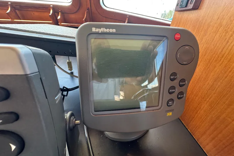 Slide: The Image of Raytheon fishfinder display on 2000 Eagle 40 Pilothouse Trawler dashboard. - 40