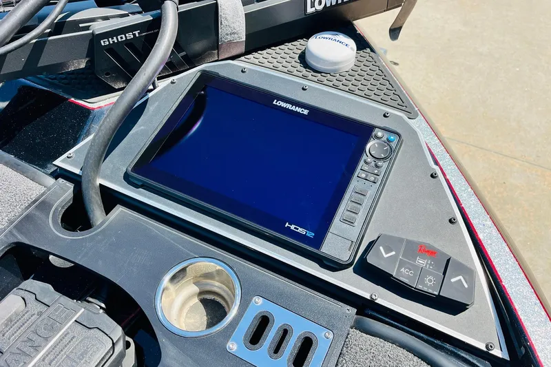 Slide: The Image of 2024 Ranger Z521R boat dashboard with Lowrance HDS-12 display and controls. - 13