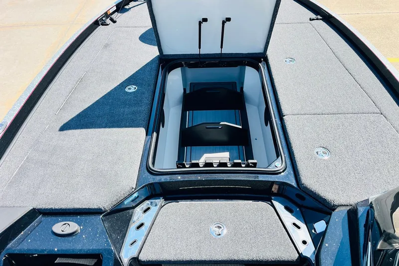 Slide: The Image of 2024 Ranger Z521R Ranger Cup Equipped boat with open storage compartment. - 18