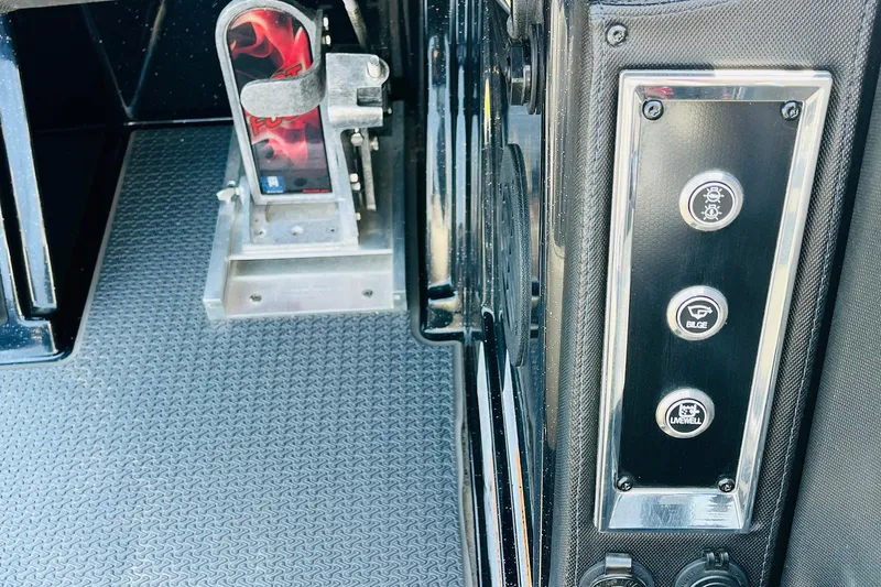 Slide: The Image of Control panel and foot pedal in 2024 Ranger Z521R Ranger Cup Equipped boat. - 39