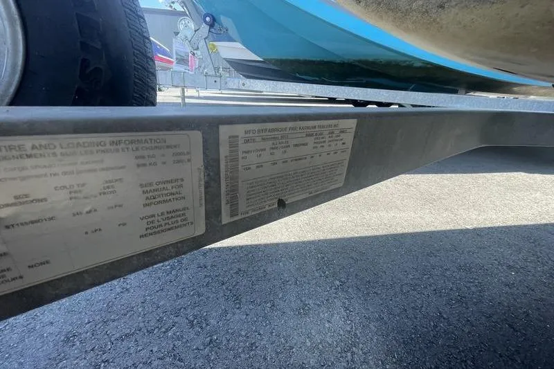 Slide: The Image of 2014 Mako Pro Skiff 17 CC trailer with tire and loading information labels. - 9