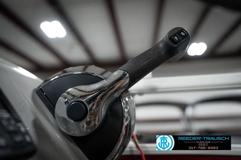 Slide: The Image of Throttle control of 2021 Bennington 20 SVSR boat in a showroom setting. - 40