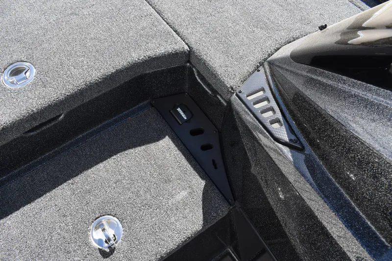 Slide: The Image of 2025 Triton 20XP Patriot boat storage compartment between seats. - 27