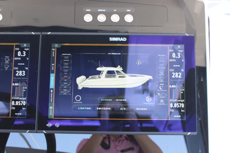 Slide: The Image of Boston Whaler 350 Realm 2026 - 40