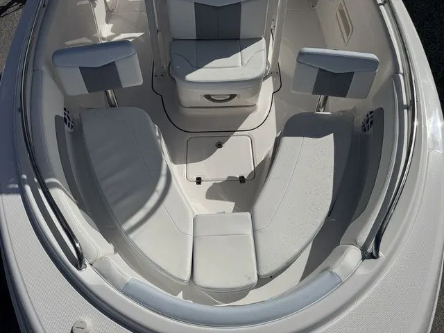 Slide: The Image of Robalo R222 Explorer 2025 - 11