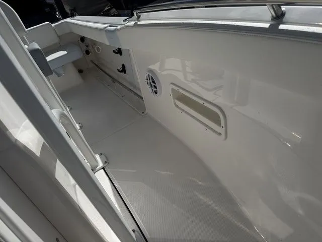 Slide: The Image of Robalo R222 Explorer 2025 - 14