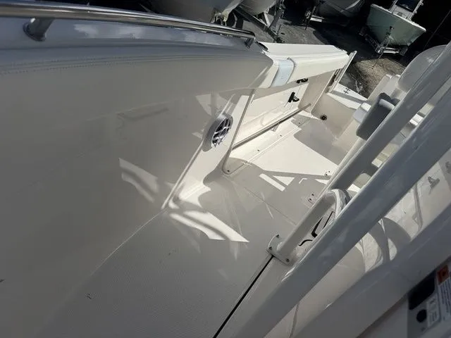 Slide: The Image of Robalo R222 Explorer 2025 - 15