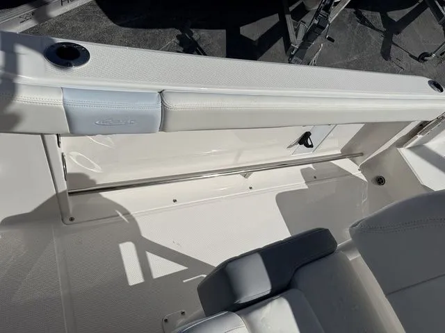 Slide: The Image of Robalo R222 Explorer 2025 - 19