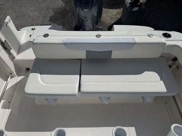 Slide: The Image of Robalo R222 Explorer 2025 - 20