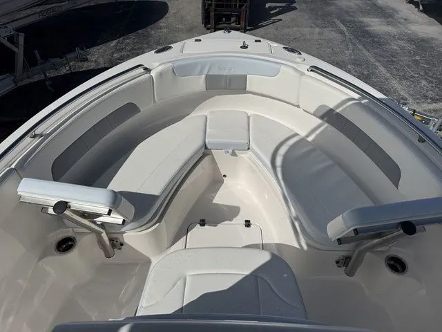 Slide: The Image of Robalo R222 Explorer 2025 - 9