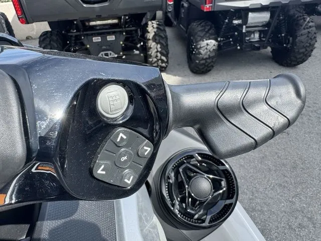 Slide: The Image of Sea-Doo GTX™ Limited 300 White Pearl Premium 2024 - 13