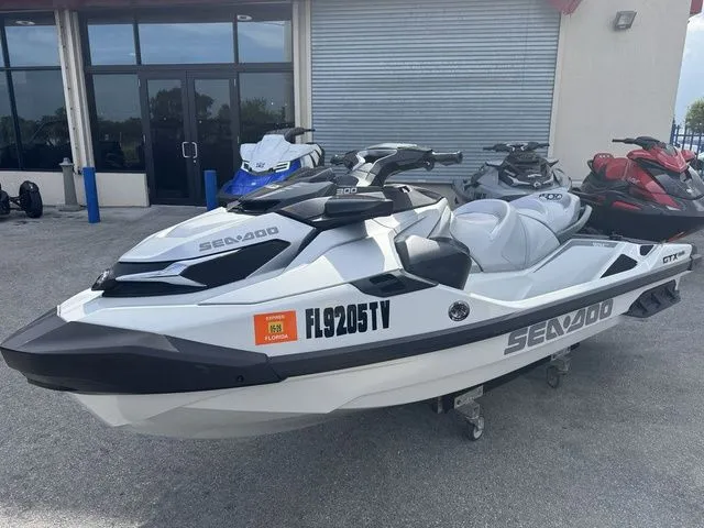 Slide: The Image of Sea-Doo GTX™ Limited 300 White Pearl Premium 2024 - 4