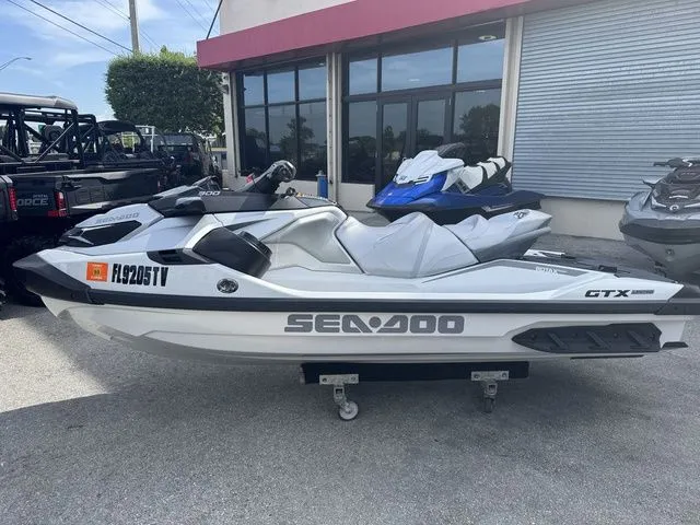 Slide: The Image of Sea-Doo GTX™ Limited 300 White Pearl Premium 2024 - 5
