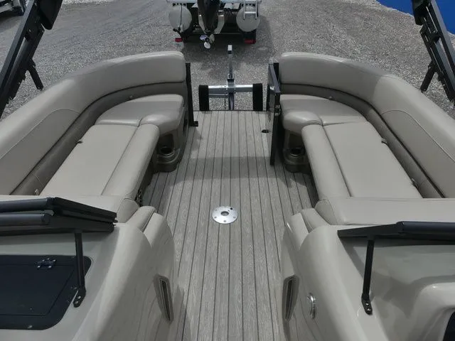Slide: The Image of Avalon LSZ Windshield 24' 2019 - 12