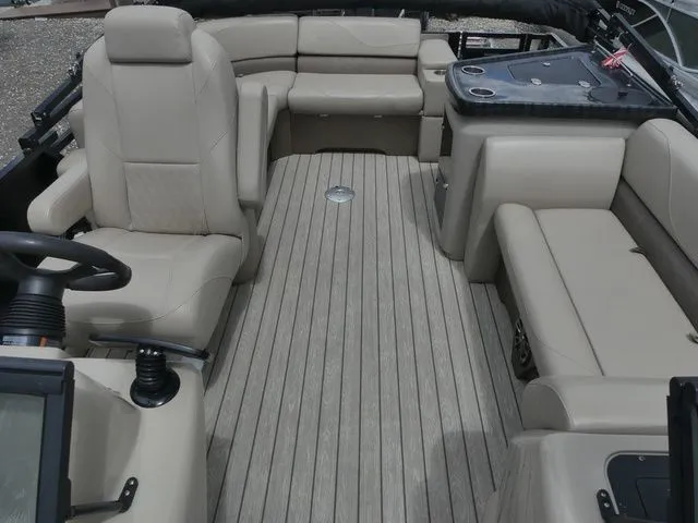 Slide: The Image of Avalon LSZ Windshield 24' 2019 - 14