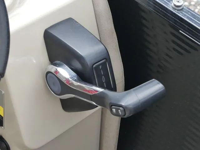 Slide: The Image of Avalon LSZ Windshield 24' 2019 - 17