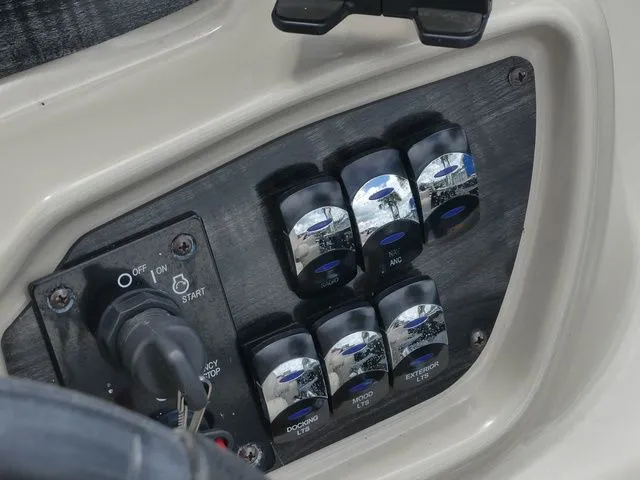 Slide: The Image of Avalon LSZ Windshield 24' 2019 - 21