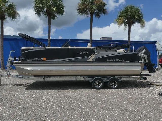 Slide: The Image of Avalon LSZ Windshield 24' 2019 - 7