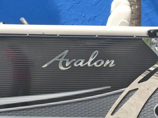 Slide: The Image of Avalon LSZ Windshield 24' 2019 - 8