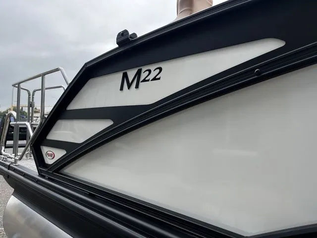 Slide: The Image of Bennington 22MS SPS Tri Toon Pontoon 2026 - 15