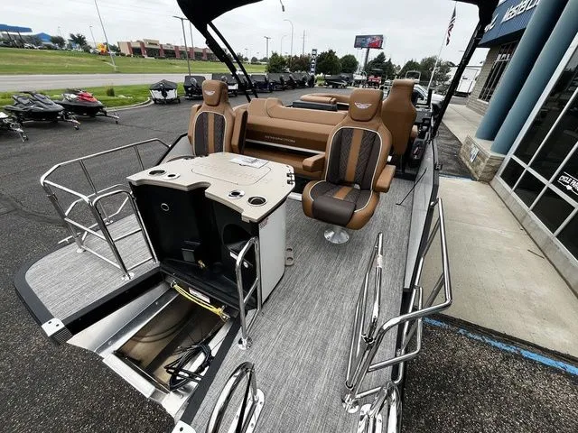 Slide: The Image of Bennington 22MS SPS Tri Toon Pontoon 2026 - 18