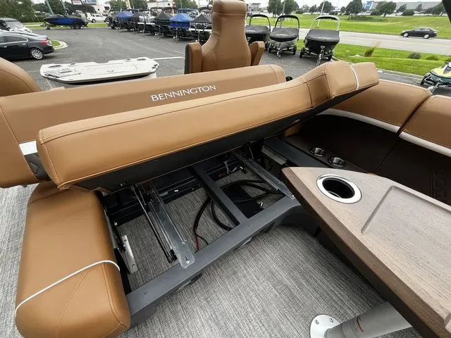 Slide: The Image of Bennington 22MS SPS Tri Toon Pontoon 2026 - 21