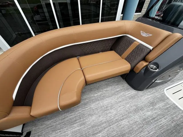 Slide: The Image of Bennington 22MS SPS Tri Toon Pontoon 2026 - 28