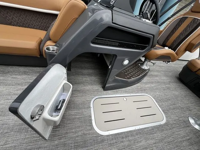 Slide: The Image of Bennington 22MS SPS Tri Toon Pontoon 2026 - 29