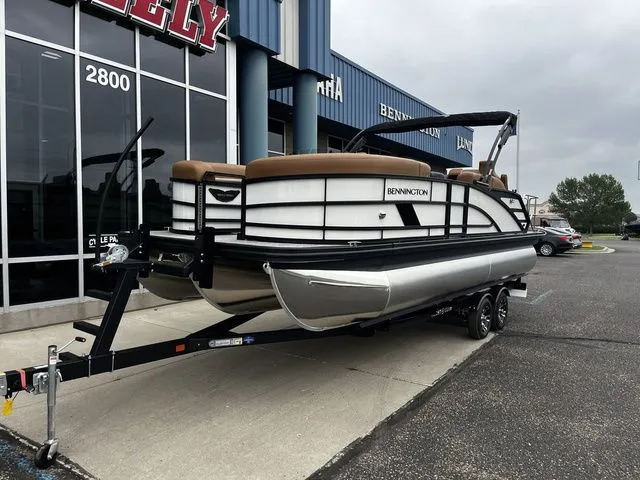 Slide: The Image of Bennington 22MS SPS Tri Toon Pontoon 2026 - 7