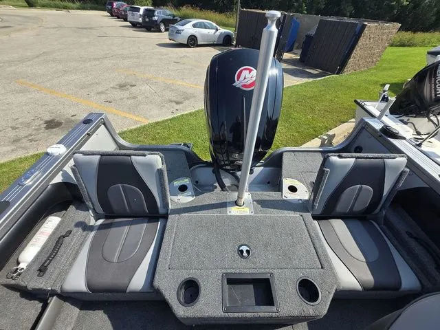 Slide: The Image of Crestliner 1750 Super Hawk 2017 - 7